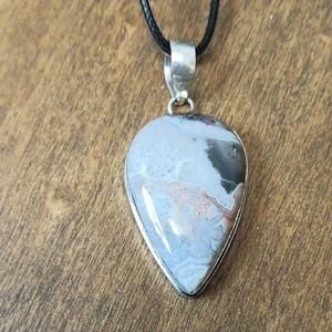 Elegant Agate Pendant Necklace